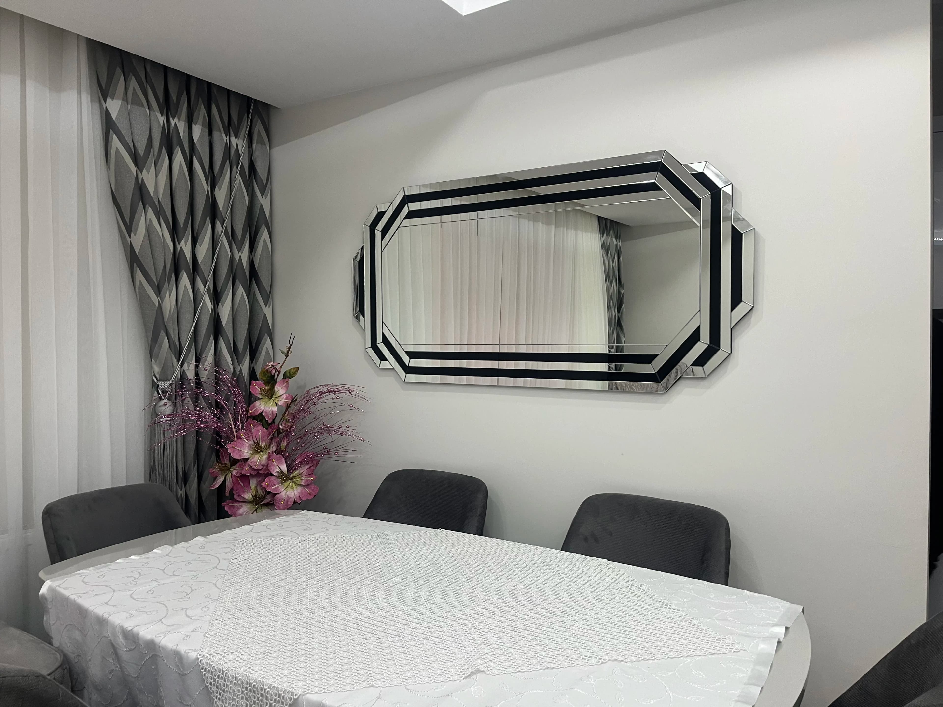 /images/Dekoratif Aynalar/Siyah Boyalı Cam İşlemeli Dekoratif Salon Aynası - 14.1.webp