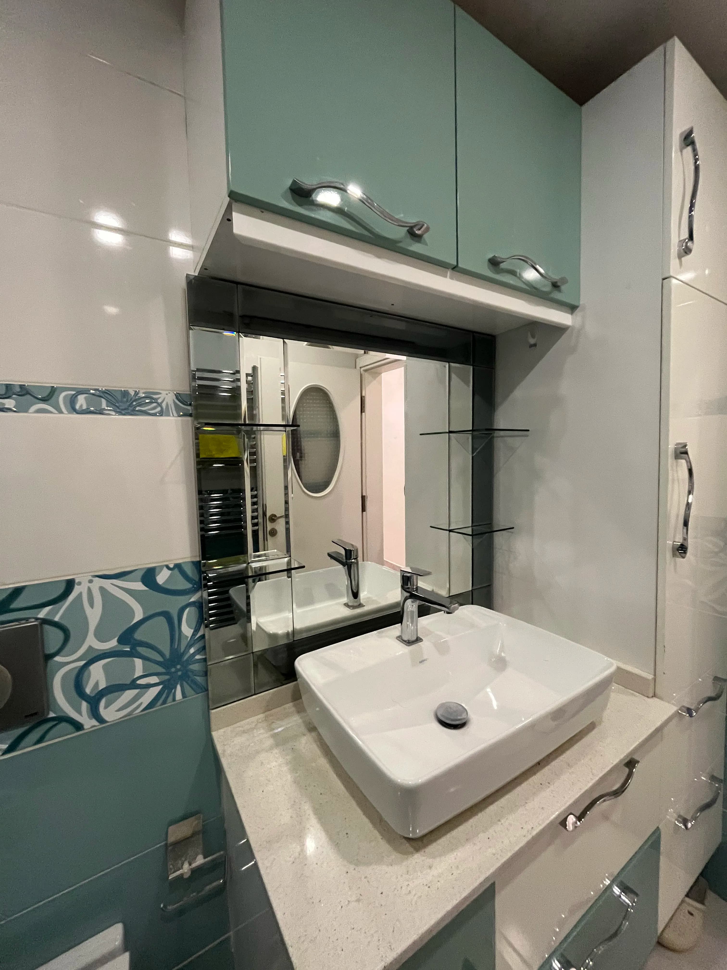 /images/Ledli Banyo Aynaları/Füme Ayna Çerçeveli, Cam Raflı Banyo Aynası - 3.2.webp