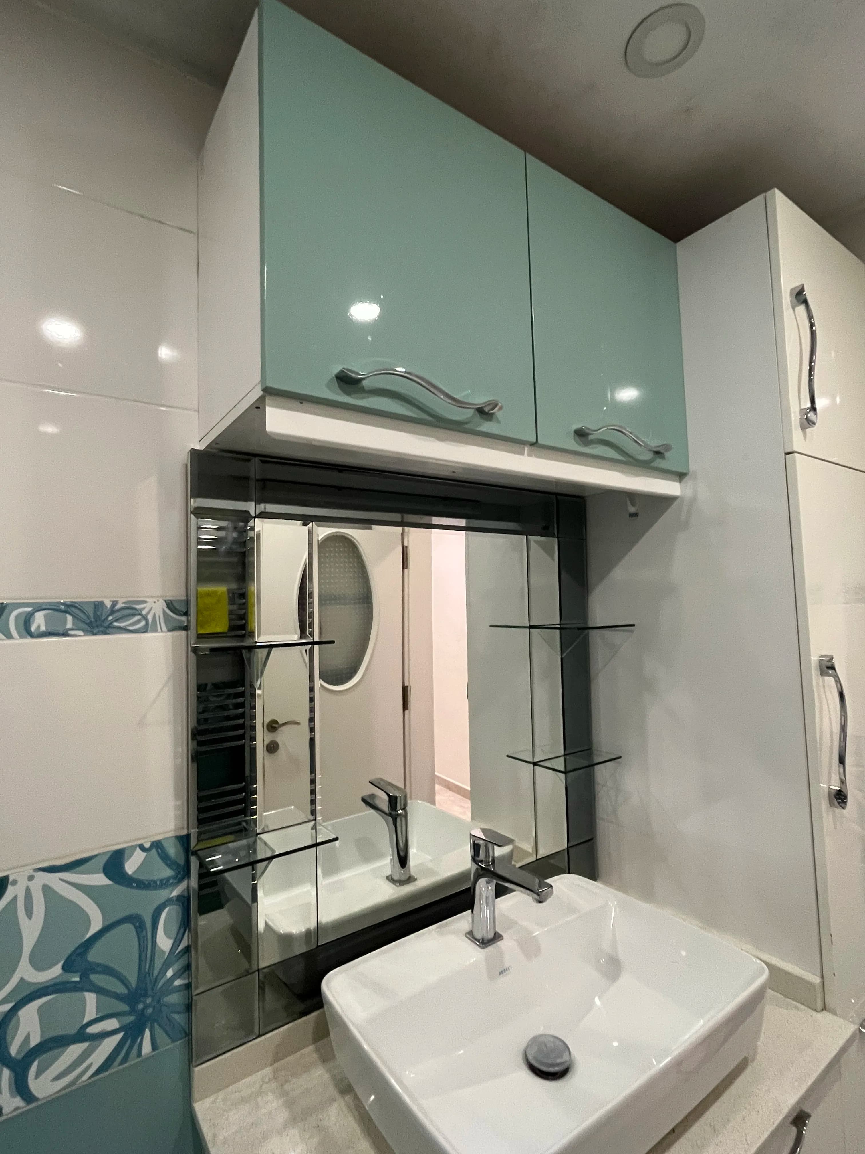 /images/Ledli Banyo Aynaları/Füme Ayna Çerçeveli, Cam Raflı Banyo Aynası - 3.3.webp